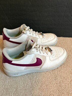 Nike Air Force 1 Unisex 6.5Y Athletic Shoes White Maroon DH8695-100